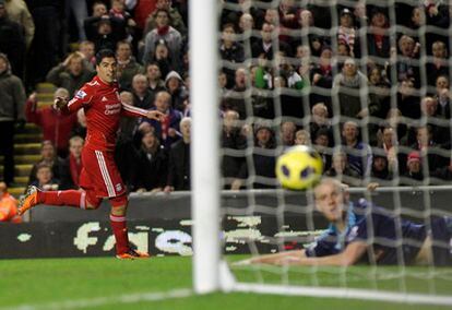 Luis Suárez celebra su primer gol con el Liverpool.