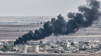 Vista de la ciudad de Ras al Ain, en el norte de Siria, donde este domingo combatían por su control las fuerzas apoyadas por Turquía y las milicias kurdas.