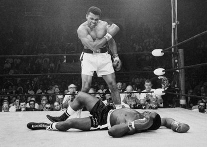 Ali en un combate contra Liston en 1965.
