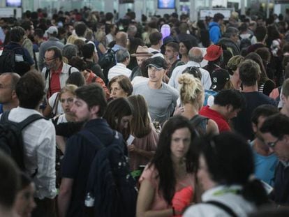 Colas de pasajeros en la Terminal 1 del aeropuerto de El Prat por la huelga de vigilantes de Eulen