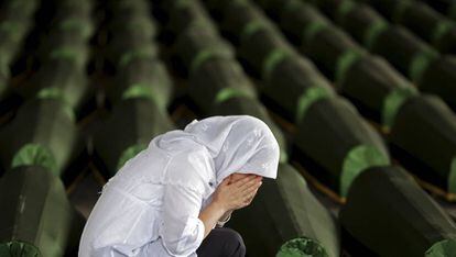 Una mujer bosnia musulmana llora sobre el ataúd de un familiar en Potocari, cerca de Srebrenica.