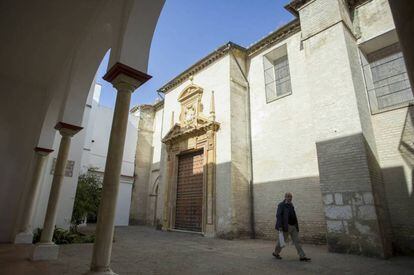 Patio de entrada al convento de Santa Inés en Sevilla.