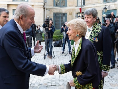 Juan Carlos I saluda a la secretaria vitalicia de la Academia Francesa, Hélène Carrére d'Encausse, a su llegada este jueves a la institución para asistir a la ceremonia de entrada del escritor Mario Vargas Llosa.