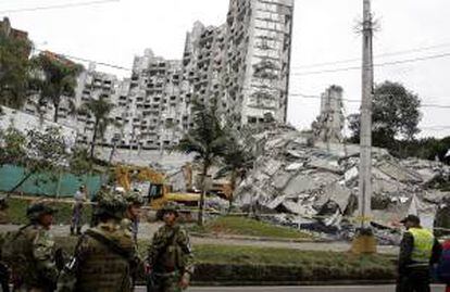 Vista de los organismos de socorro frente a los escombros de la Torre 6 del Edificio Space, que se desplomó a las 20.20 hora local (01.20 GMT del domingo 13 de octubre de 2103), en Medellín (Colombia).