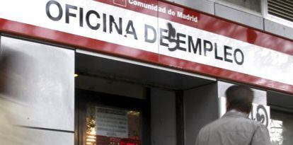 Un hombre pasa ante una oficina de empleo de Madrid. 