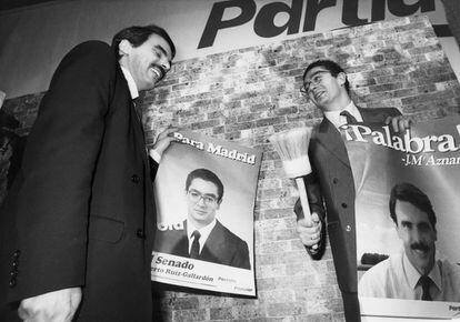 Los cabezas de lista para Madrid en el Congreso y el Senado, José María Aznar y Alberto Ruiz-Gallardón, pegan carteles en el inicio de la campaña electoral de las elecciones legislativas del 29 de Octubre, en Madrid, el 9 de octubre de 1989.
