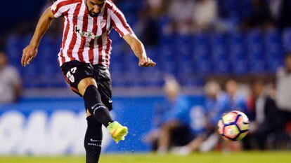 Raúl García chuta para lograr el gol del triunfo del Athletic en Riazor.