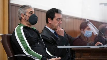 Bernardo Montoya, a la izquierda, junto a su abogado Miguel Rivera en la Audiencia Provincial de Huelva, durante el juicio.