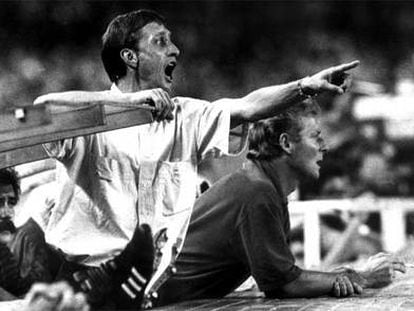 Cruyff da instrucciones en un partido ante el Steaua de Bucarest en el Camp Nou en 1988.