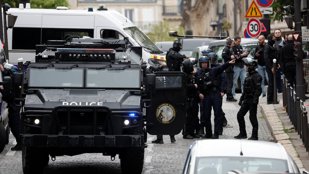 Un hombre con falsos explosivos, detenido en el consulado de Irán en París | Internacional