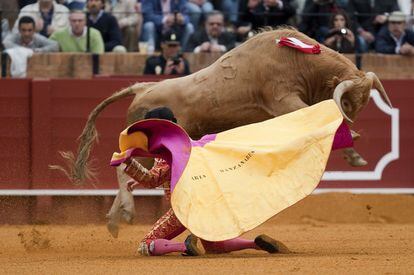 Lama de Góngora durante la faena con su primer novillo.