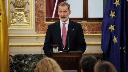 El Rey Felipe VI interviene durante la entrega de la Medalla del Congreso de los Diputados a los expresidentes de la Cámara, en el Congreso, este jueves.