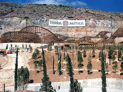 Imagen de la construcción de la montaña rusa del parque temático Terra Mítica en Benidorm.