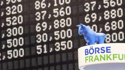 Vista del muñeco de un toro junto a los resultados de los índices en la Bolsa de Valores de Fráncfort, en la sede de Deutsche Boerse.