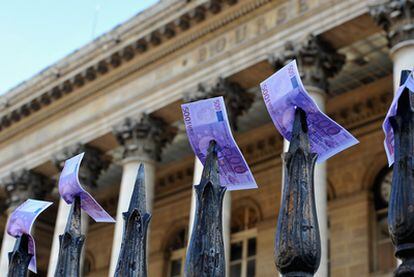 Acto de protesta con falsos billetes de 500 euros frente a la Bolsa de París.