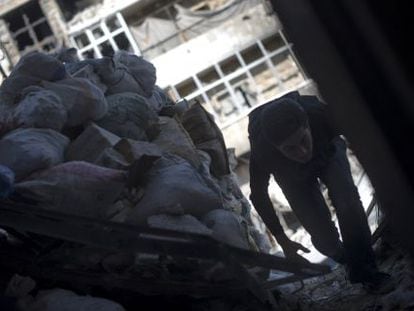 Un rebelde trata de evitar a los francotiradores en Saif al Daula (Alepo).