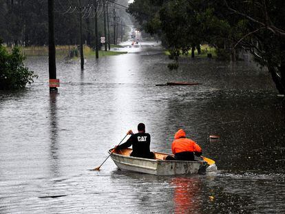 Residentes de un área próxima a Windsor, localidad cercana a Sídney (Australia), se desplazan en canoa este lunes.