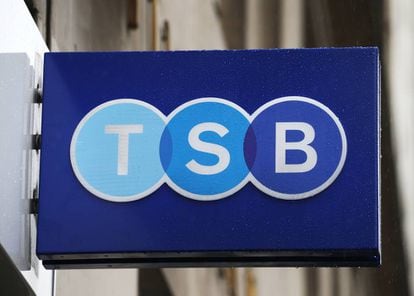 Logo de TSB en una oficina en Londres