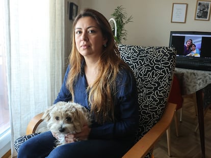 Laura Heckel, junto a una foto con su madre biológica, la semana pasada en su casa, en Boadilla del Monte (Madrid).