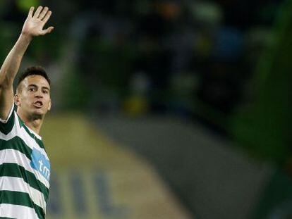 El jugador del Sporting de Lisboa Pereira saluda durante el partido ante el Benfica del pasado fin de semana.