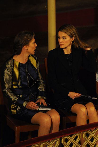 La princesa Letizia charla con Elvira Fernández, esposa del presidente Rajoy, durante la ceremonia de apertura de la cumbre Iberoamericana celebrada en el teatro Falla de Cádiz.