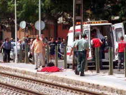 B S/N - 09/08/2000 - Color - Recibido por e-mail - Un hombre ha sido arrollado por el tren "Euromed" en la estación de Salou, Tarragona y el cuerpo ha sido despedido contra dos mujeres que han resultado heridas - Foto : Josep Lluis Sellart -