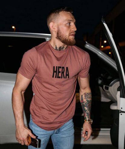 He aquí la versión más modesta de Conor McGregor. Esta camiseta de la firma inglesa Hera cuesta únicamente 33 euros. Una ganga teniendo en cuenta que la suma de todos los accesorios que componen un estilismo cualquiera del luchador supera, normalmente, los miles de euros. Eso, sí: en la muñeca lleva un reloj de oro, para compensar.