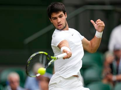 Carlos Alcaraz durante el partido ante Holger Rune en los cuartos de final de Wimbledon, este miércoles.