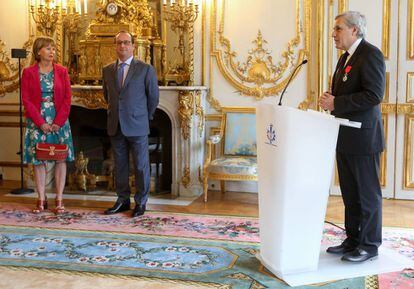 Jean-Marie Colombani, a la derecha, recibi&oacute; ayer en Par&iacute;s la Legi&oacute;n de Honor de manos de Hollande.