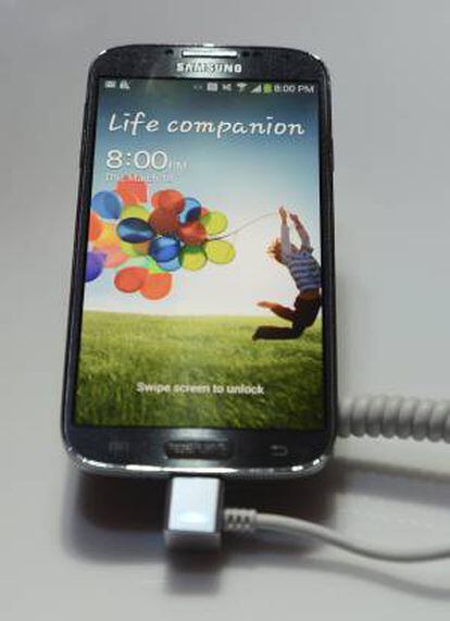 Vista del teléfono inteligente de la compañía Samsung, el Galaxy S4. EFE/Archivo