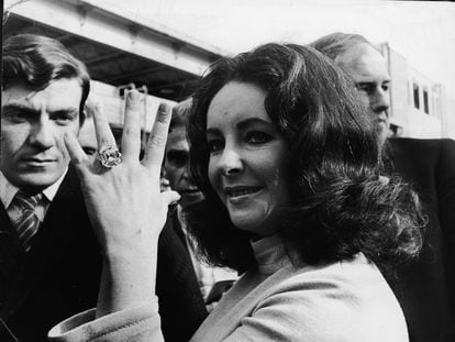 La actriz Elizabeth Taylor mostrando a prensa y fans el anillo de diamantes de su compromiso con el actor Richard Burton, el 20 de mayo de 1968.