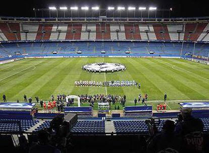 El Atlético y el PSV, en un Vicente Calderón vacío.