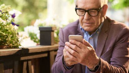 Un hombre con un teléfono móvil.