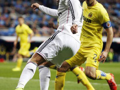 Cristiano encara a Mario durante el duelo en el Bernabéu.