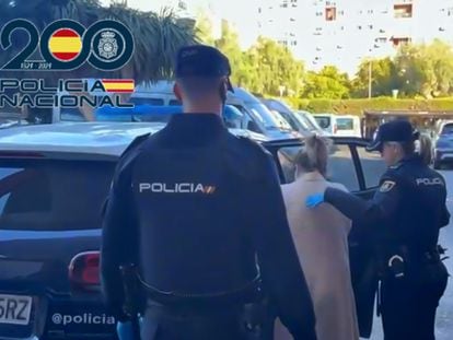 Momento de la detención de la mujer acusada de drogar a ancianos haciéndose pasar por cuidadora en Almería.