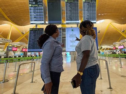 Dos viajeras consultan un panel en el Aeropuerto Adolfo Suárez Madrid-Barajas, el pasado 1 de agosto de 2023.