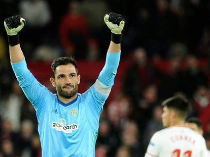 Antonio Adán celebra un gol del Betis en el partido contra el Sevilla.