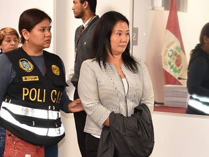 Keiko Fujimories a su llegada al tribunal después de que un juez ordenó su detención en Lima, Perú