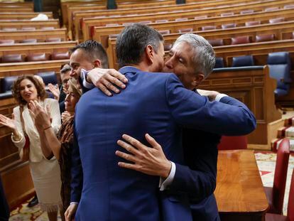 Pedro Sánchez, reelegido presidente del Gobierno el pasado jueves en el Congreso, recibe la felicitación de Fernando Grande-Marlaska.