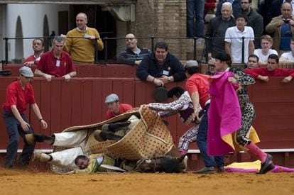 Antonio Muñoz, picador de Sebastián Ritter queda atrapado debajo del caballo en el segundo novillo de la tarde.