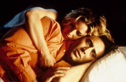 Elisabeth Shue y Nicolas Cage, durante una escena de la película 'Leaving Las Vegas'.