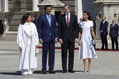 España recibirá más suministro de gas y más inversiones procedentes de Qatar. Son dos de los objetivos que se enmarcan en la visita de Estado de dos días a España que ha iniciado este martes Tamim Bin Hamad Al Thani, quien ha sido recibido por los reyes.