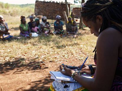 Una asistente legal informa a mujeres mozambiqueñas sobre las directrices voluntarias.