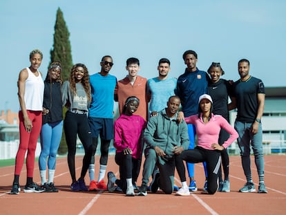 Iván Pedroso, abajo, con Fátima Diame, a su derecha, y Ana Peleteiro, en febrero, en la pista de Guadalajara. Arriba, de izquierda a derecha, Yulimar Rojas, Tessy Ebosele, Aliyah Whisby, Alexis Copello, Huang Changzhou, Héctor Santos, Jordan Díaz, Nubia Soares y Nelson Évora.