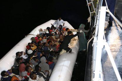 Rescate de migrantes por parte de guadacostas libios este viernes. 