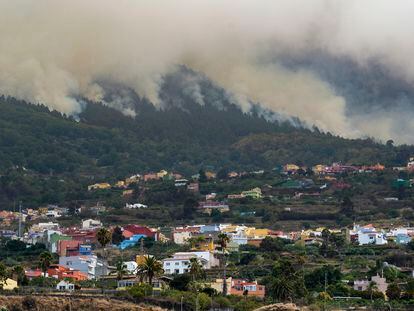 LA OROTAVA (TENERIFE), 18/08/2023.- Vista del incendio forestal que afecta a la isla de Tenerife desde el municipio de La Victoria. EFE/Alberto Valdés
