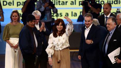 Cristina Kirchner saluda a sus seguidores acompañada por los expresidentes de Bolivia, Evo Morales, y de España, José Luis Rodríguez Zapatero, en el cierre de una reunión del Grupo de Puebla en Buenos Aires, el 21 de marzo de 2021.