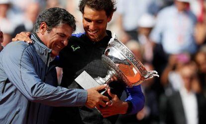 Toni y Rafa abrazan el trofeo de Roland Garros, el pasado mes de junio en París.