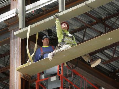 Trabajadores de la construcción en un edificio en Boston (Massachusetts).