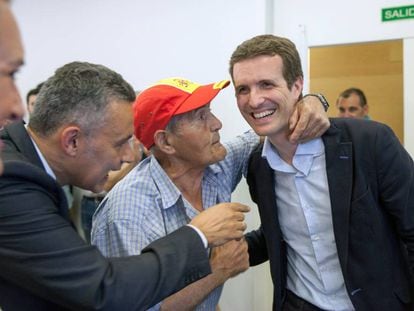 El candidato a la presidencia del PP, Pablo Casado (d), saluda a simpatizantes durante una reunión con militantes en Logroño. 
 
 